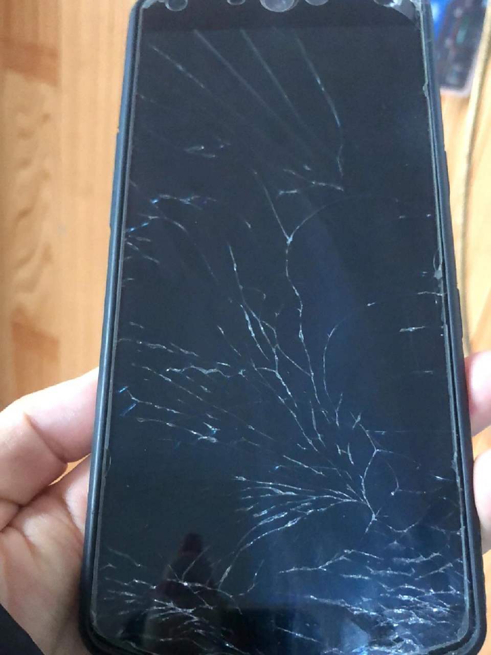 我手机是屏幕摔坏了呢还是钢化膜摔坏了呢  哎,运气不好,手机摔坏了