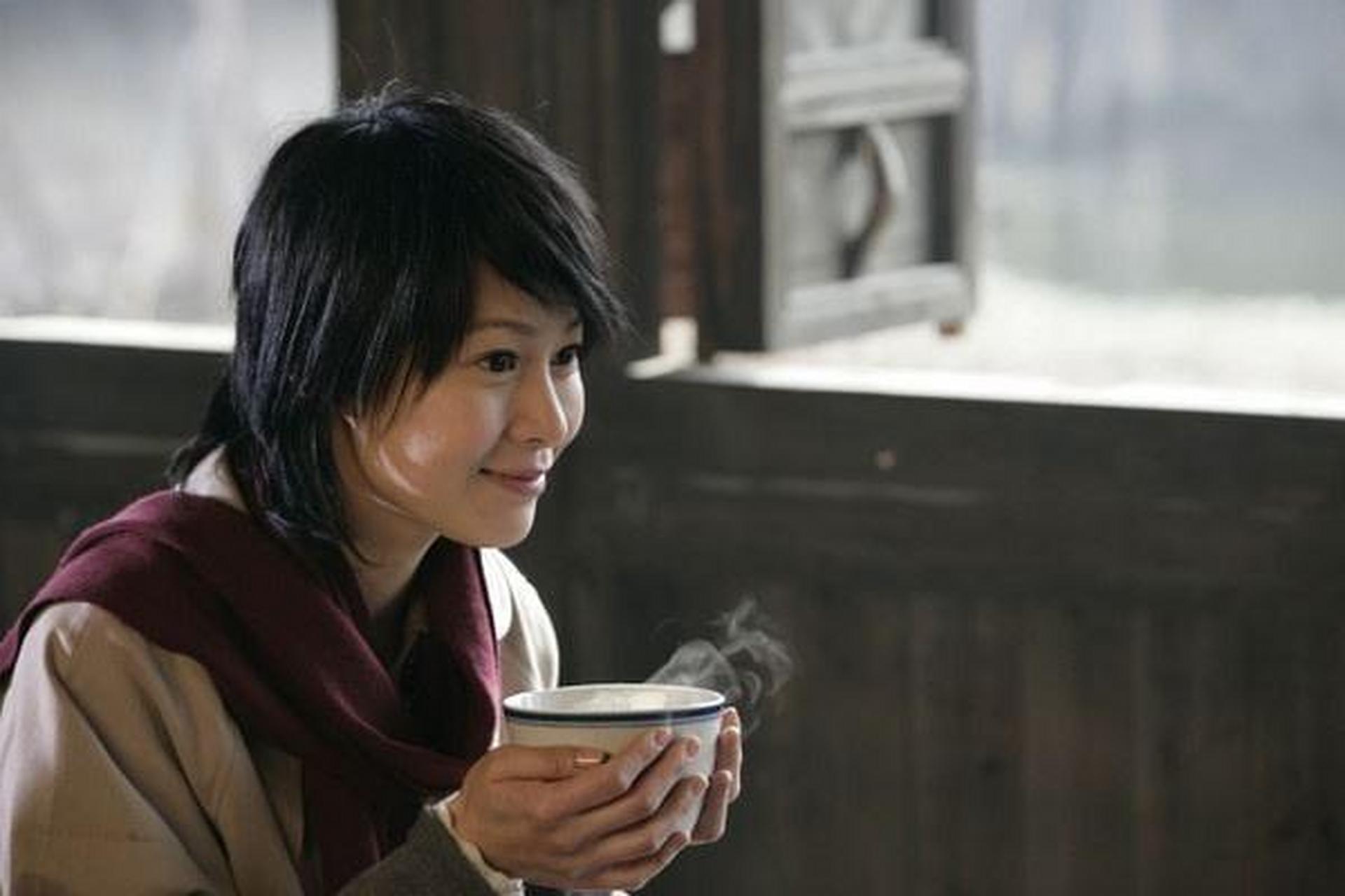 当一个女人开始对周边的人变得沉默,说明她已经凭着