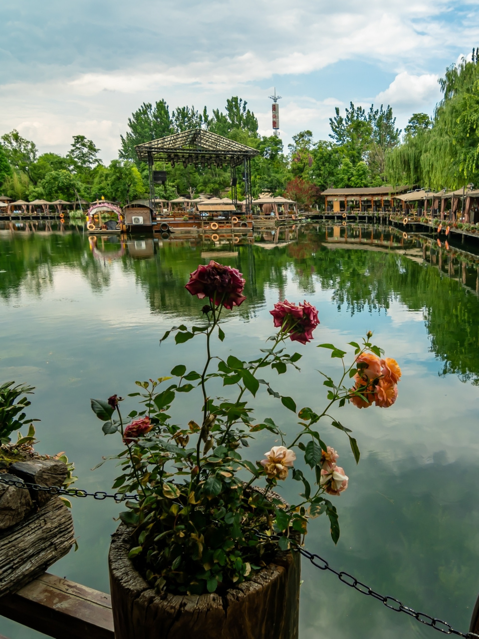 万人吃火锅观歌舞,仙境同游成都玛歌庄园 9599玛歌庄园,位于成都