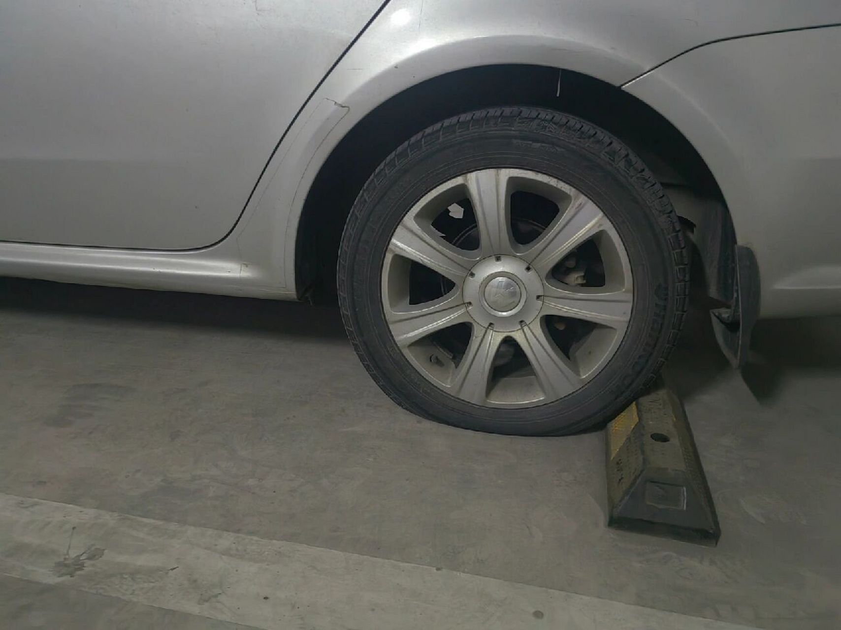 轮胎没气了,晚上11点多约师傅上门检查,充气,收费150,这个价格合理吗?