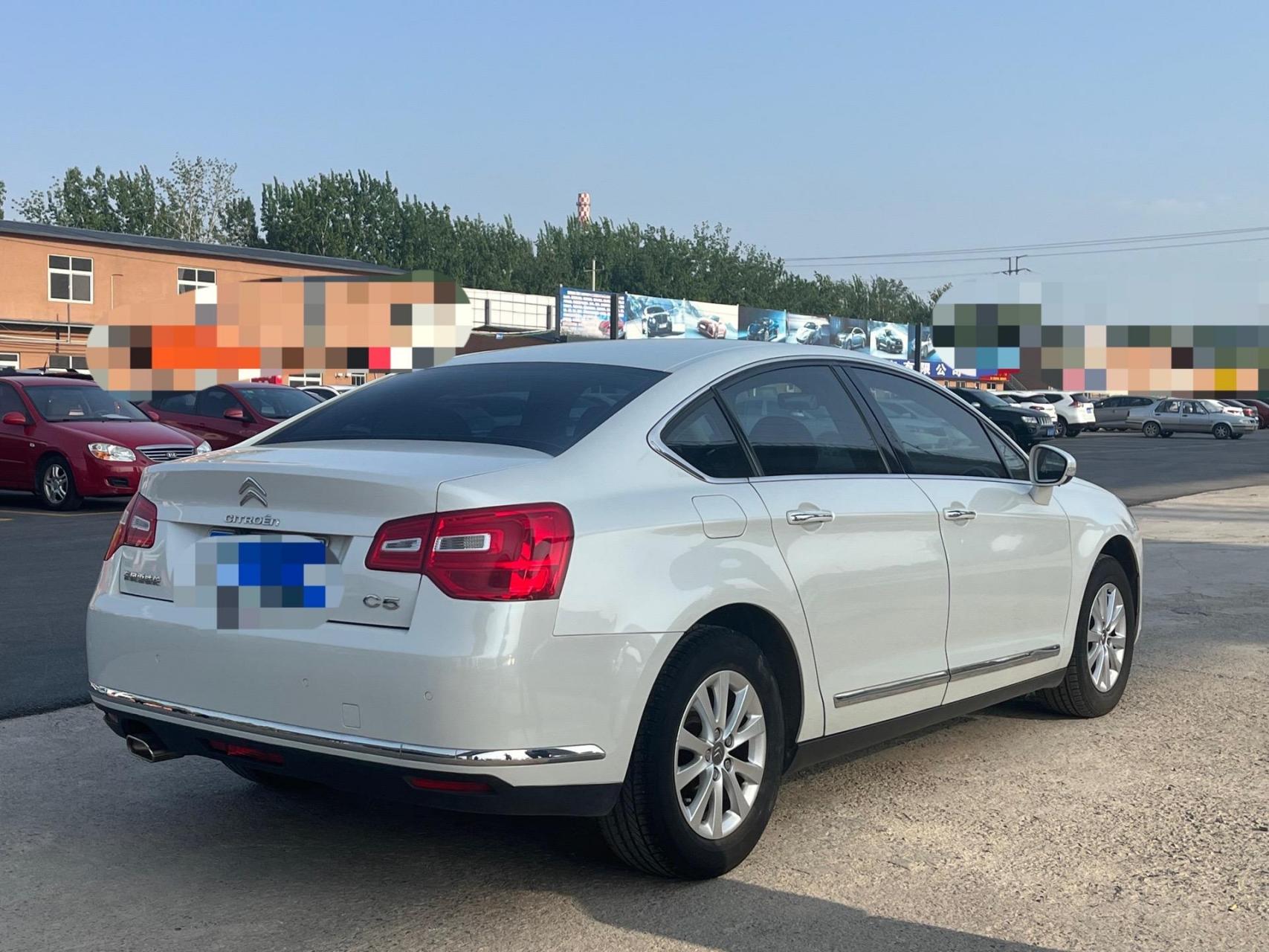 0自动挡,实表8万公里,个人一手车,审车保险一整年,车况极品,几乎原车