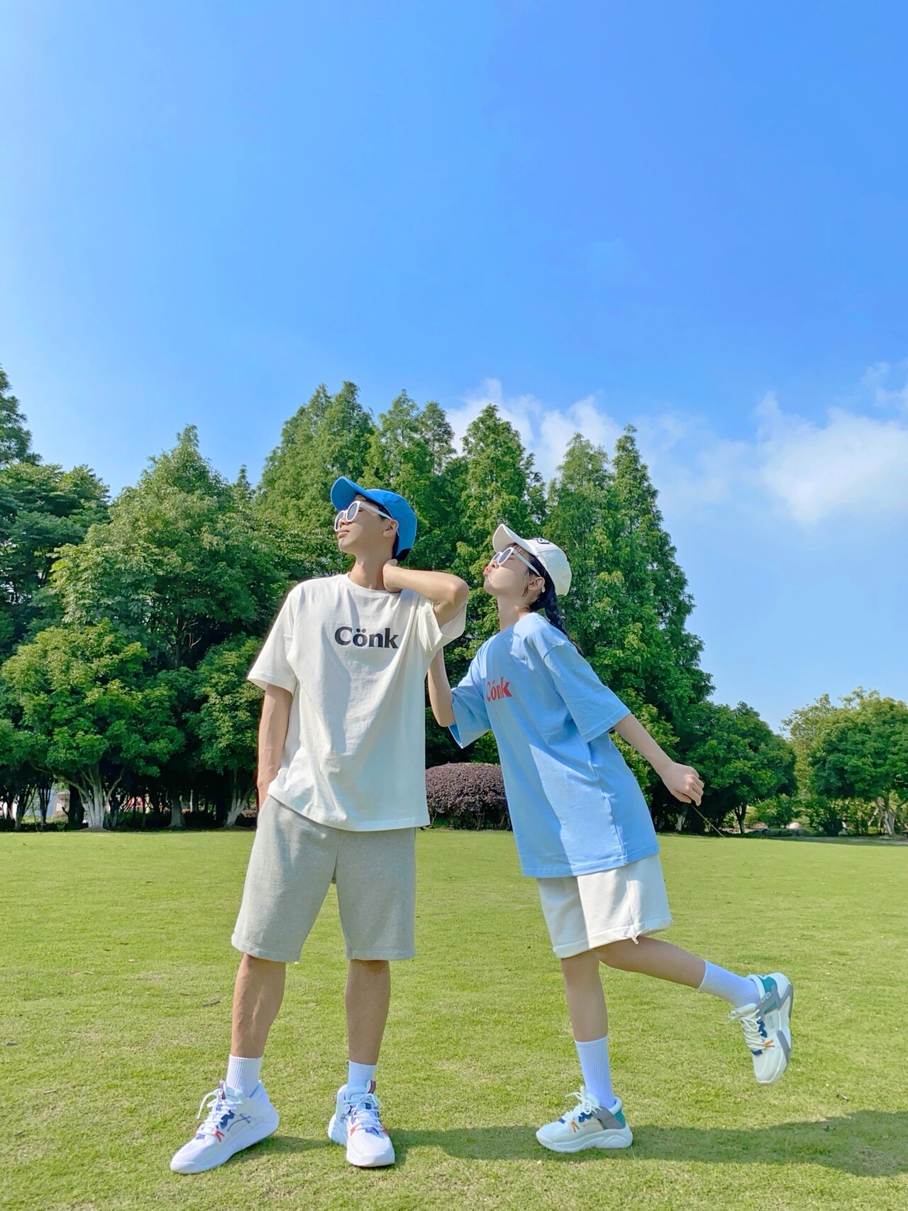 情侣创意草地拍照姿势95公园创意情侣pose