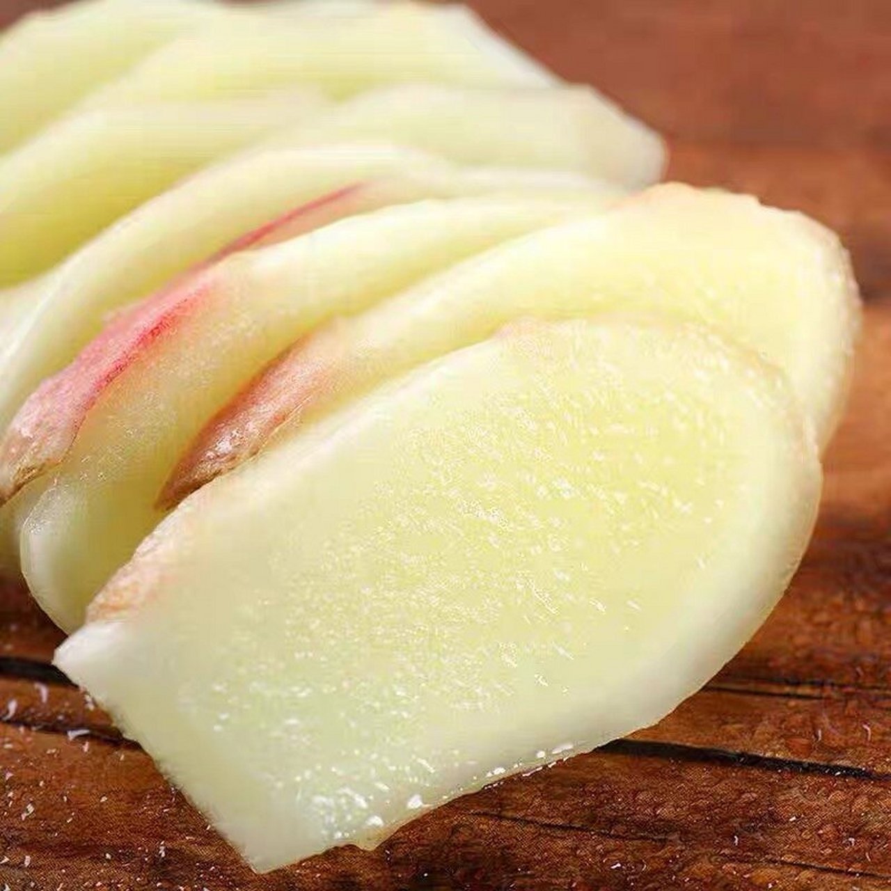 铜陵生姜经安徽省农科院园艺所科学鉴定,属白姜,排姜类型.