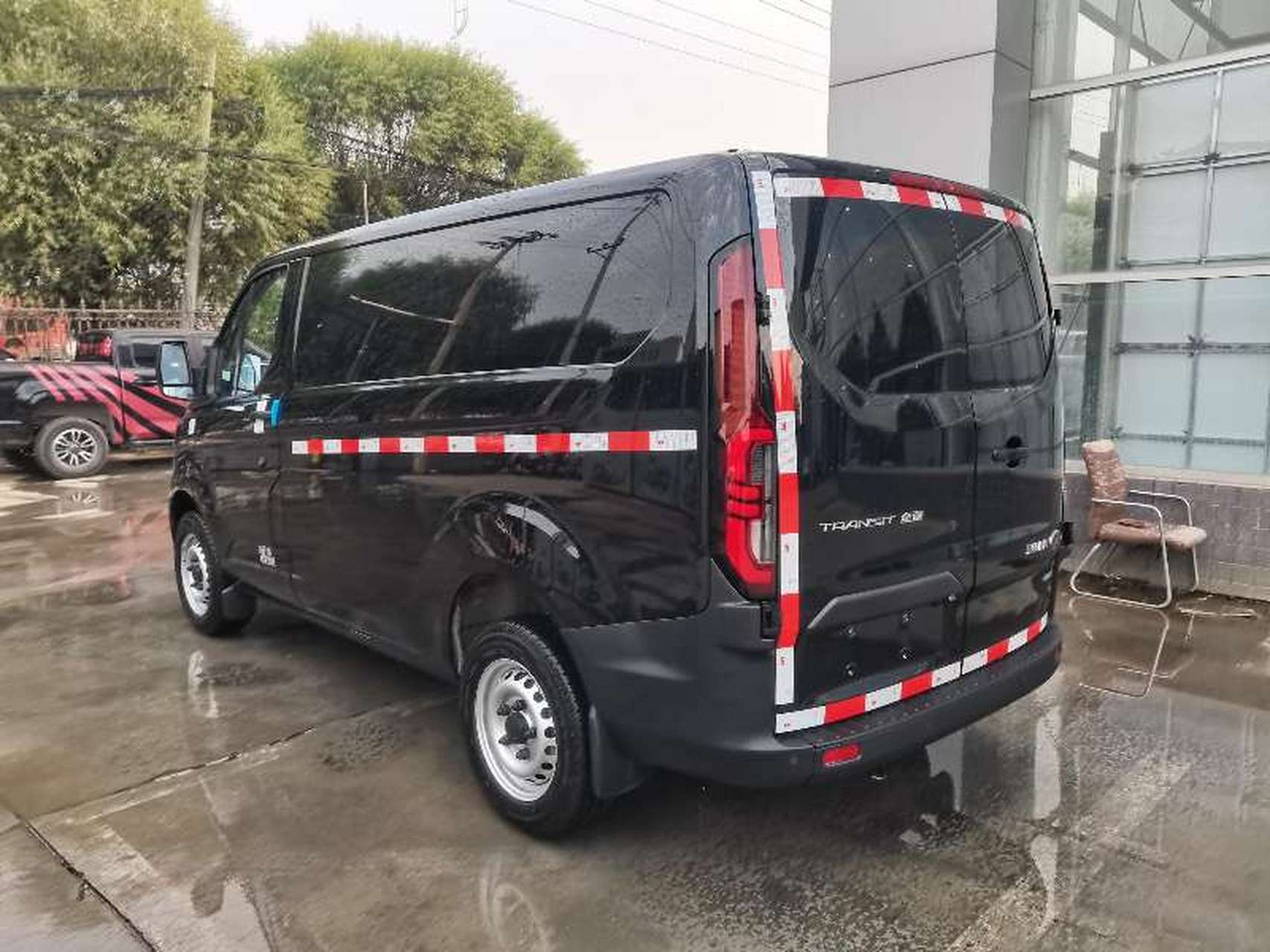 新全顺短轴低顶3座封闭式货车