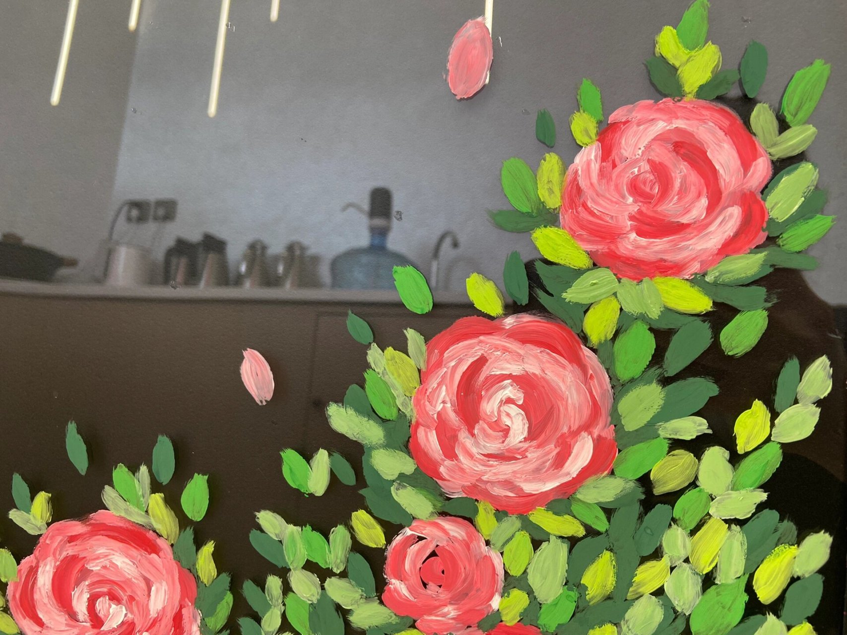 案场荧光板手绘细节 之前有小伙伴问我玫瑰花怎么画的,我也不知道怎么