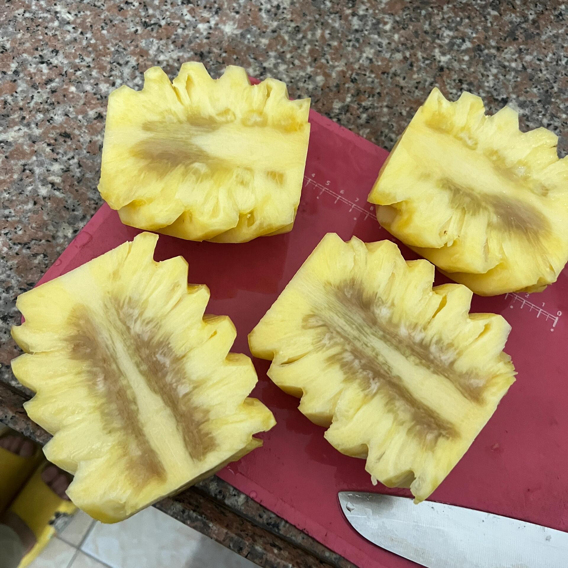 摊贩说:糖心菠萝 馋了几天的菠萝叫我老公去买了,摊贩跟他说糖心菠萝