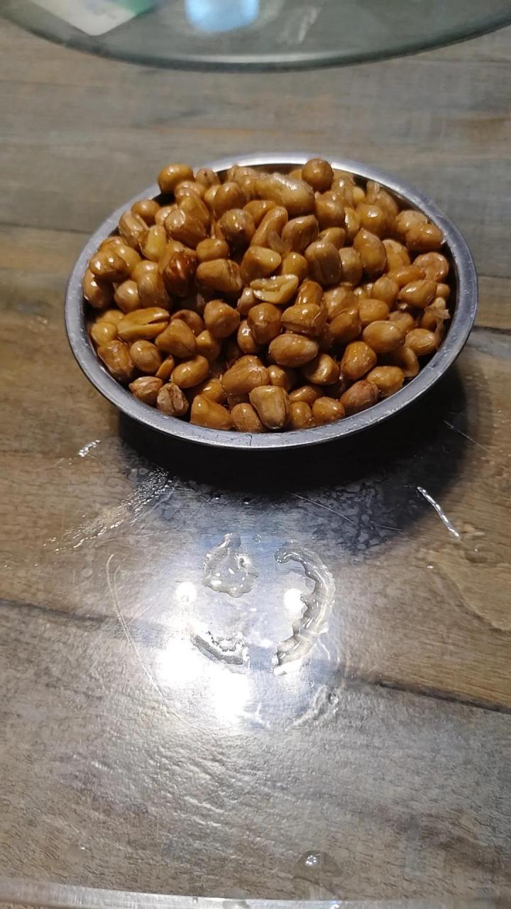 靓女,再送一盘花生米呗.好嘞,稍等.