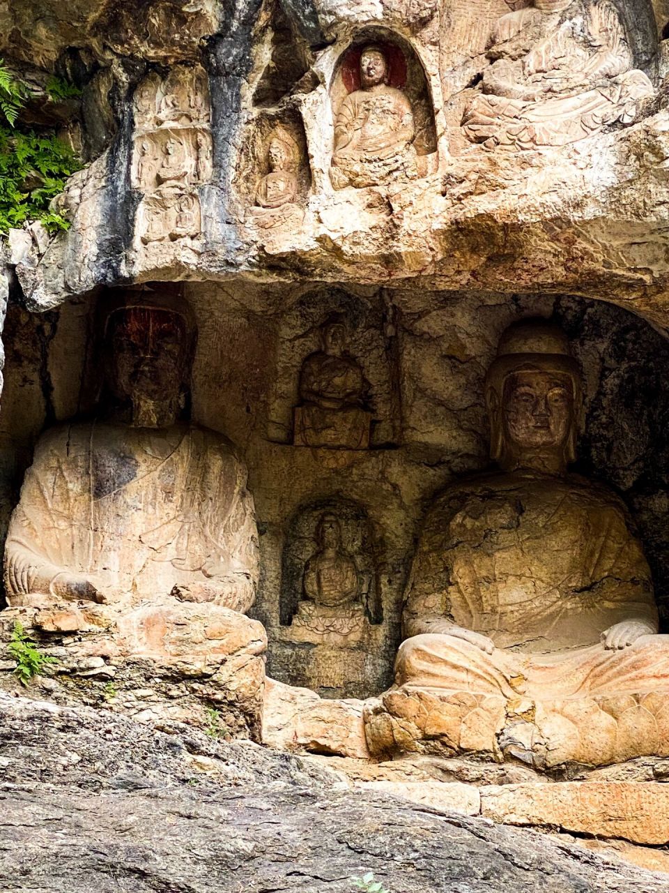 千佛崖石窟典型的唐代民间石窟风格,也有很多题记来印证.