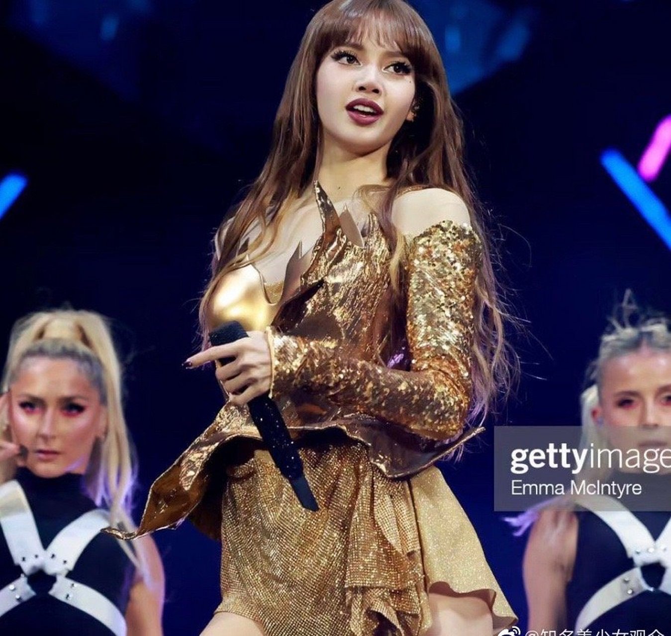 科切拉舞台上lisa闪闪发光的原因,居然是她的牙钻.