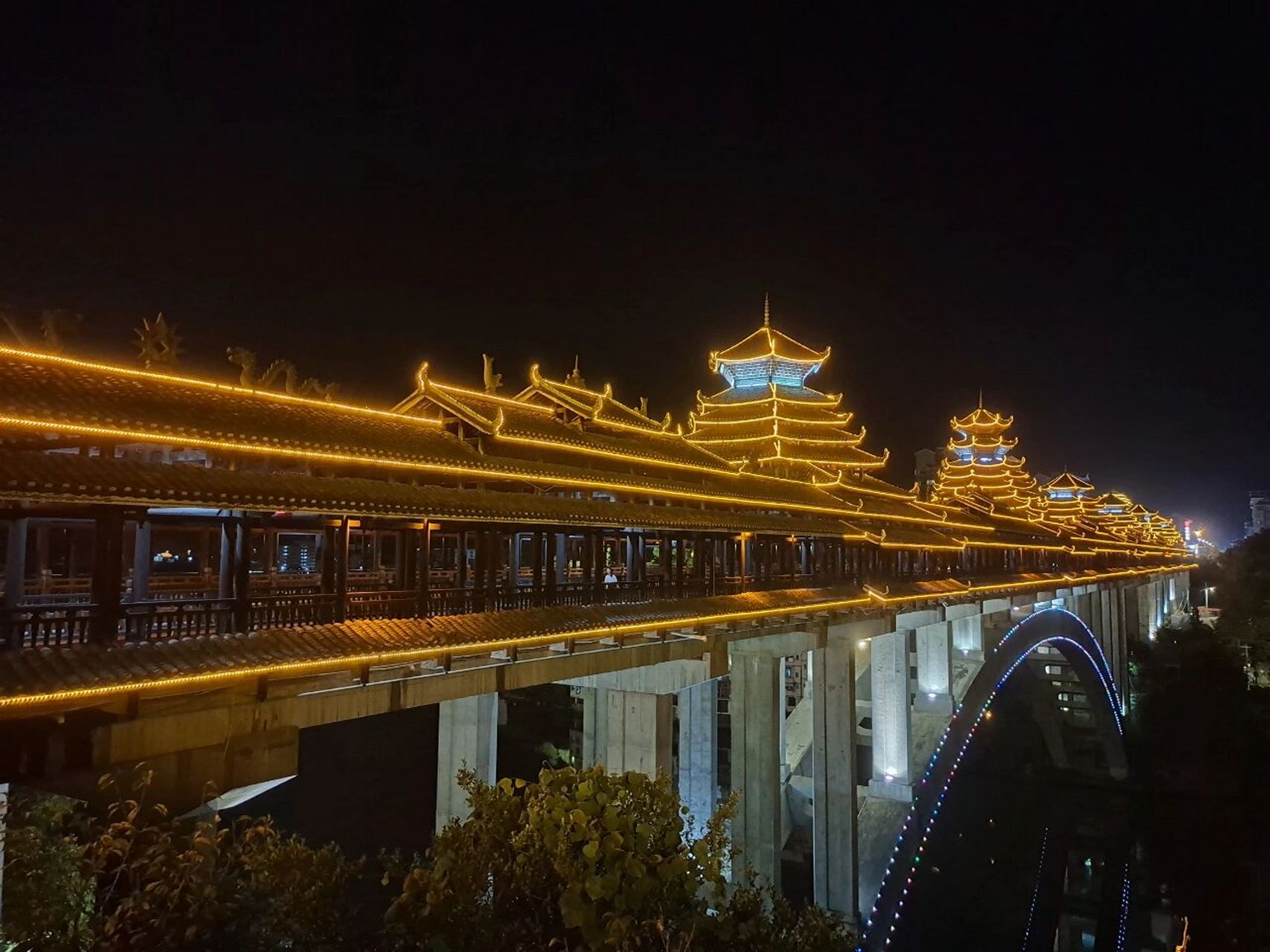 三江大侗寨景区其实就是在三江县城里的几个景点组成的:三江鼓楼