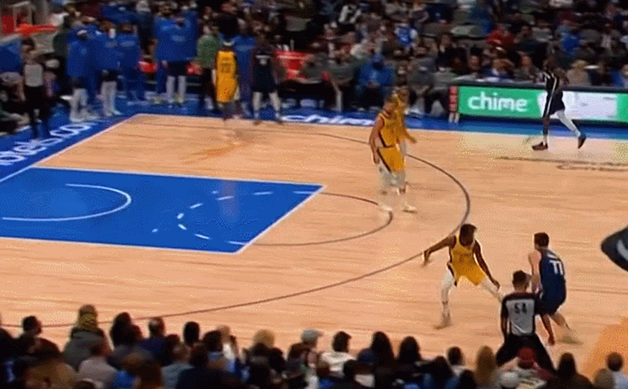 东契奇这后撤步,一般人玩不了.