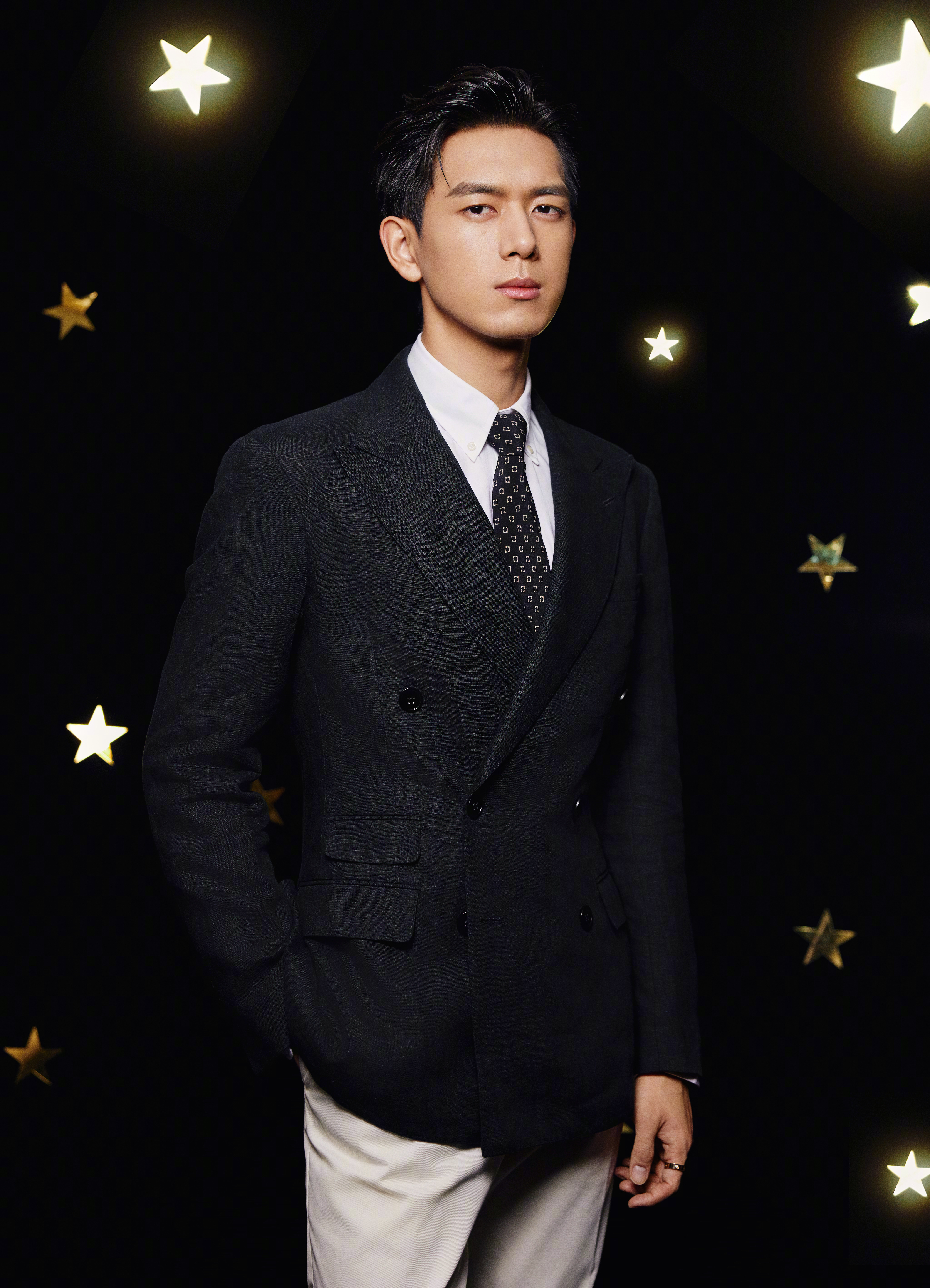 的李现ing 率先公开造型,身穿ralph lauren西装套装搭配cartier珠宝