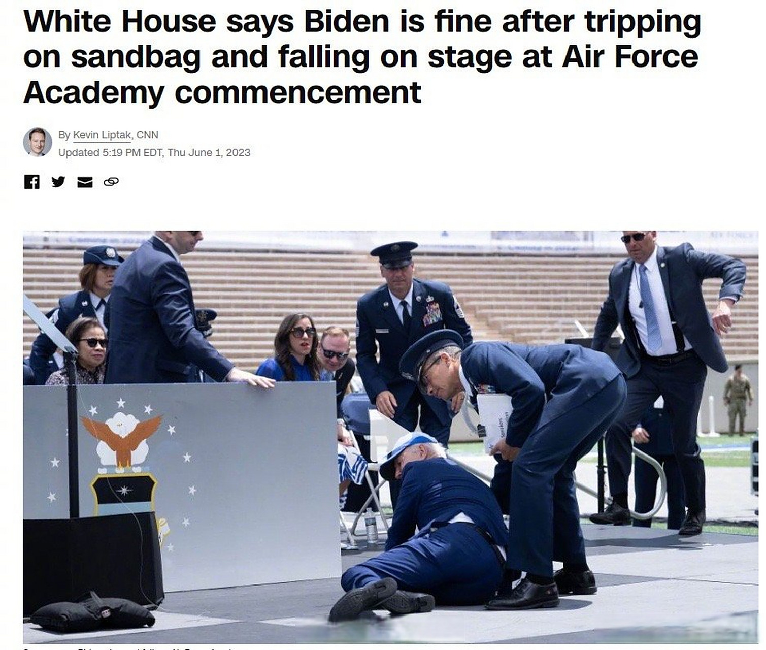 【拜登出席典礼时被绊倒】白宫说拜登摔倒后身体状况良好综合美媒报道