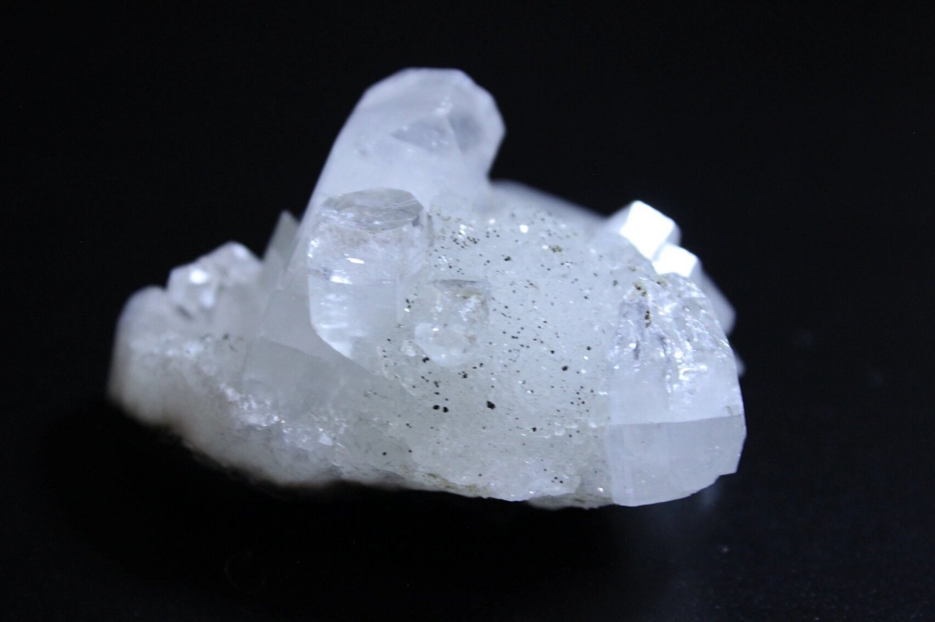 印度钻石鱼眼石 鱼眼石(apophyllite)是钾,钙的氟化物硅酸盐矿物.