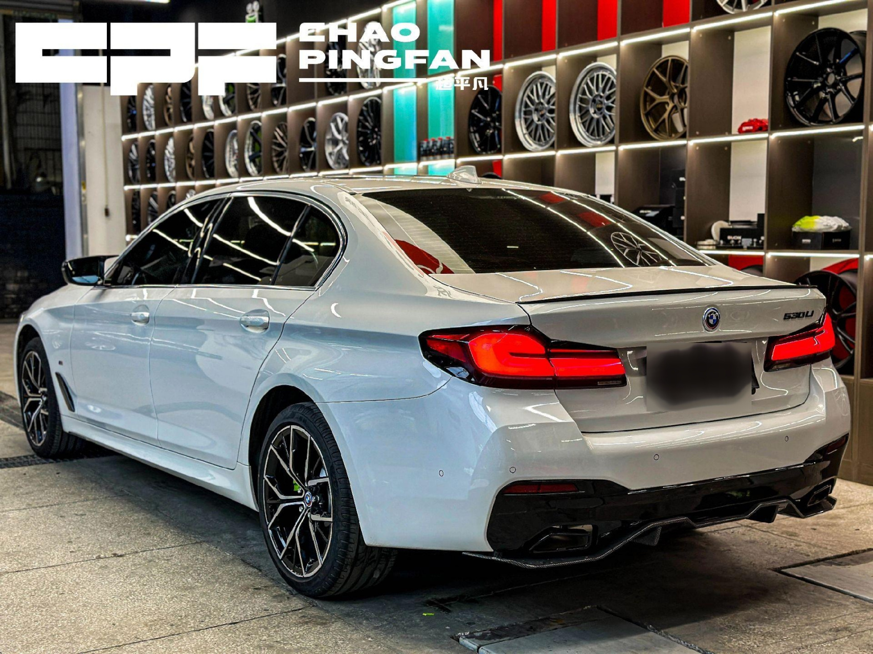 宝马5系卡钳改色荧光绿.