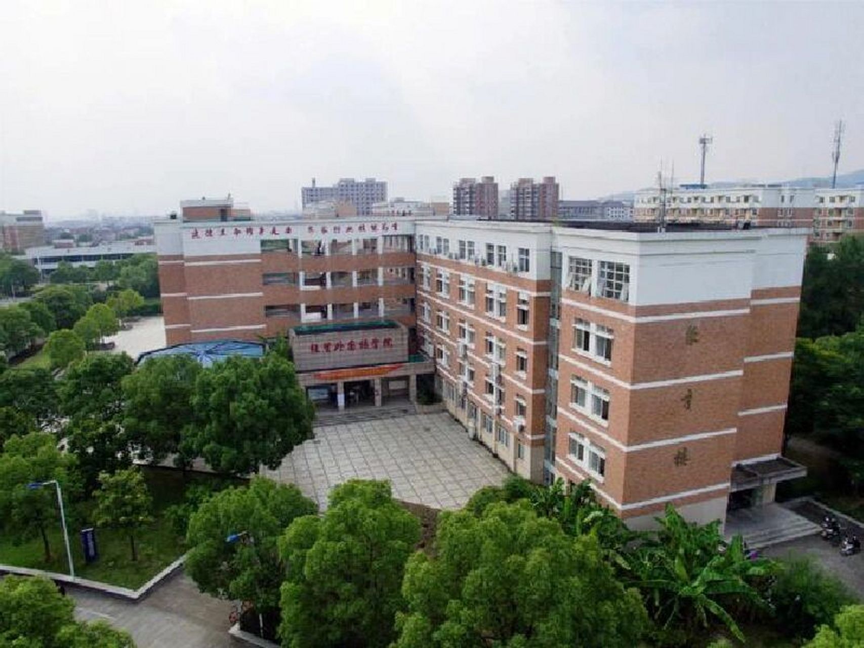 浙江广厦职业技术大学 浙江广厦建设职业技术大学是经国家教育部批准