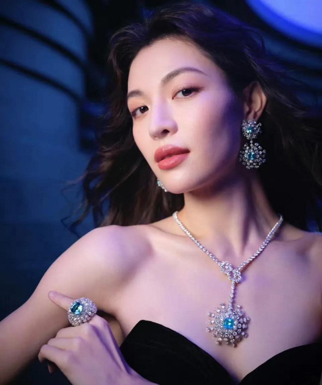 时尚|蒂芙尼品牌大使钟楚曦佩戴2023蒂芙尼bluebook高级珠宝系列幻海