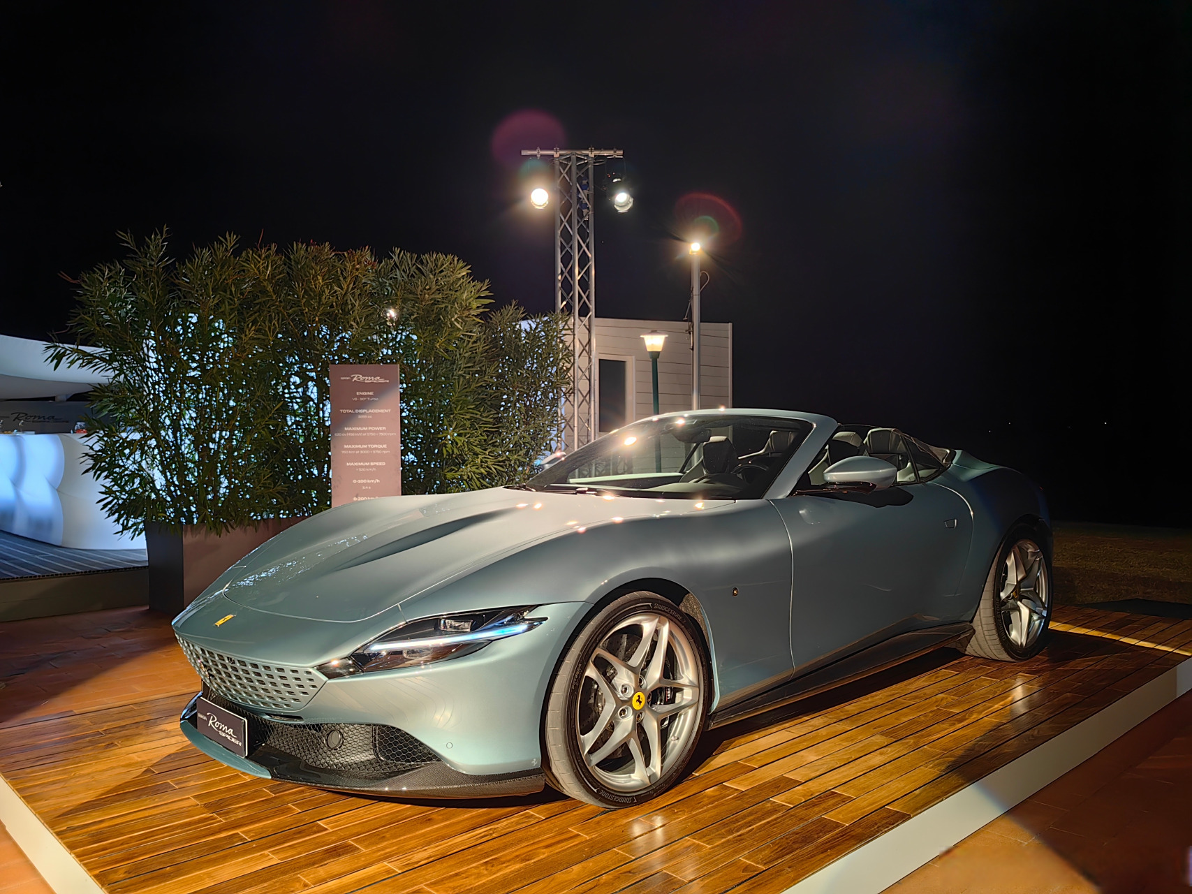 来意大利的海边,试这台代表"意式甜美生活"的车,法拉利roma spider.