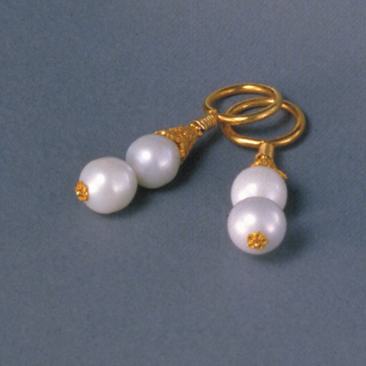 故宫博物院藏—【金环镶东珠耳饰】 清廷将产在满族龙兴之地—东北