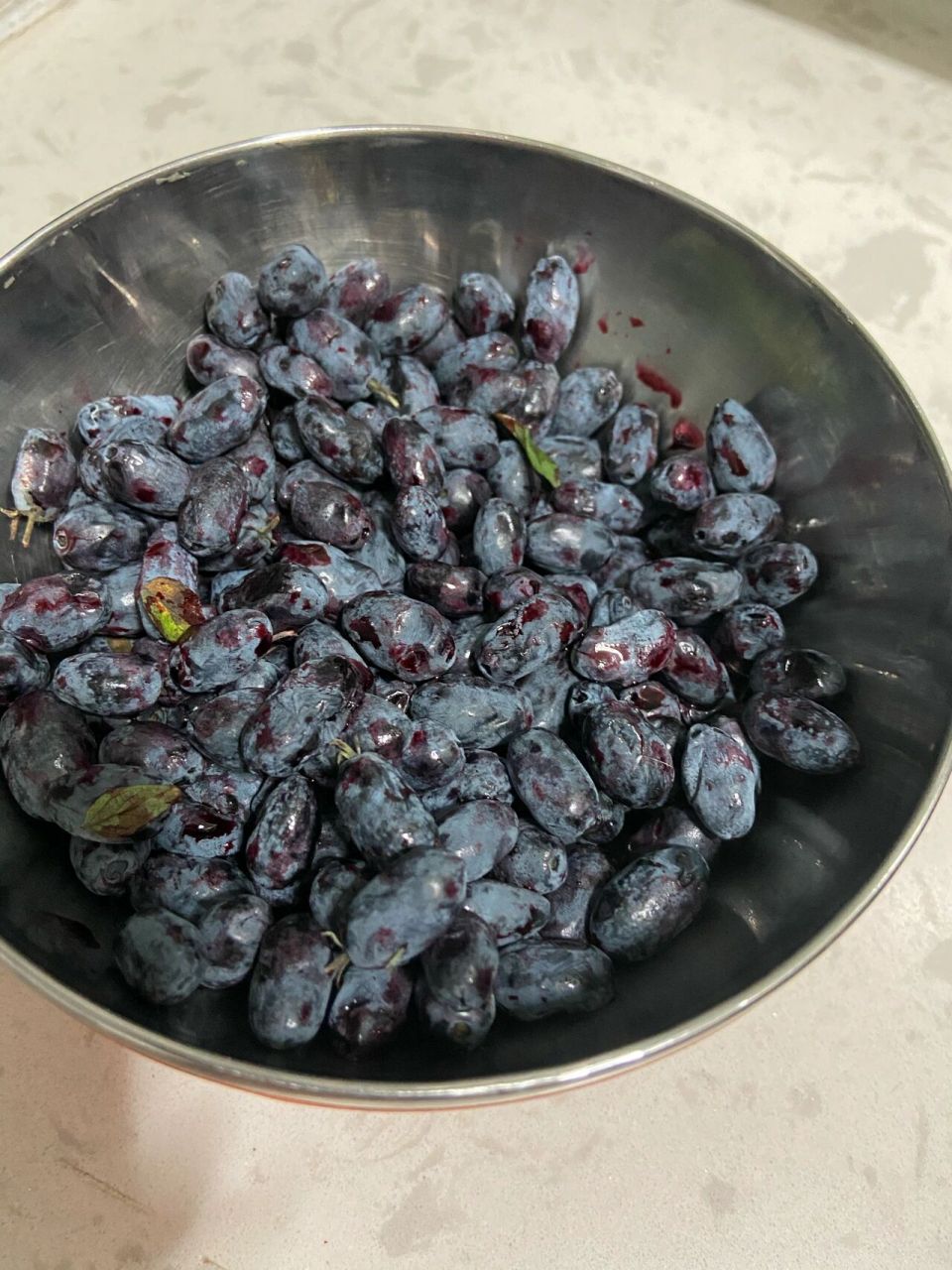 特产——山茄子 俗称:山茄子 学名:蓝靛果 食用方法:直接食用;泡酒;拌