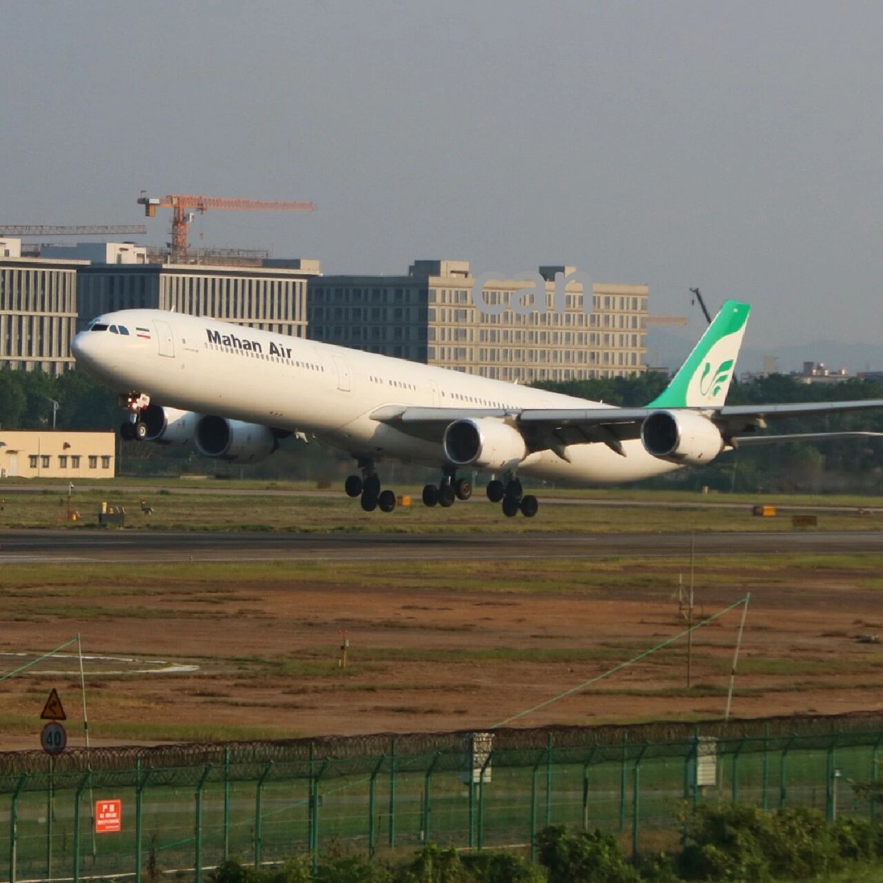 伊朗马汉航空a340-600落地广州01跑道