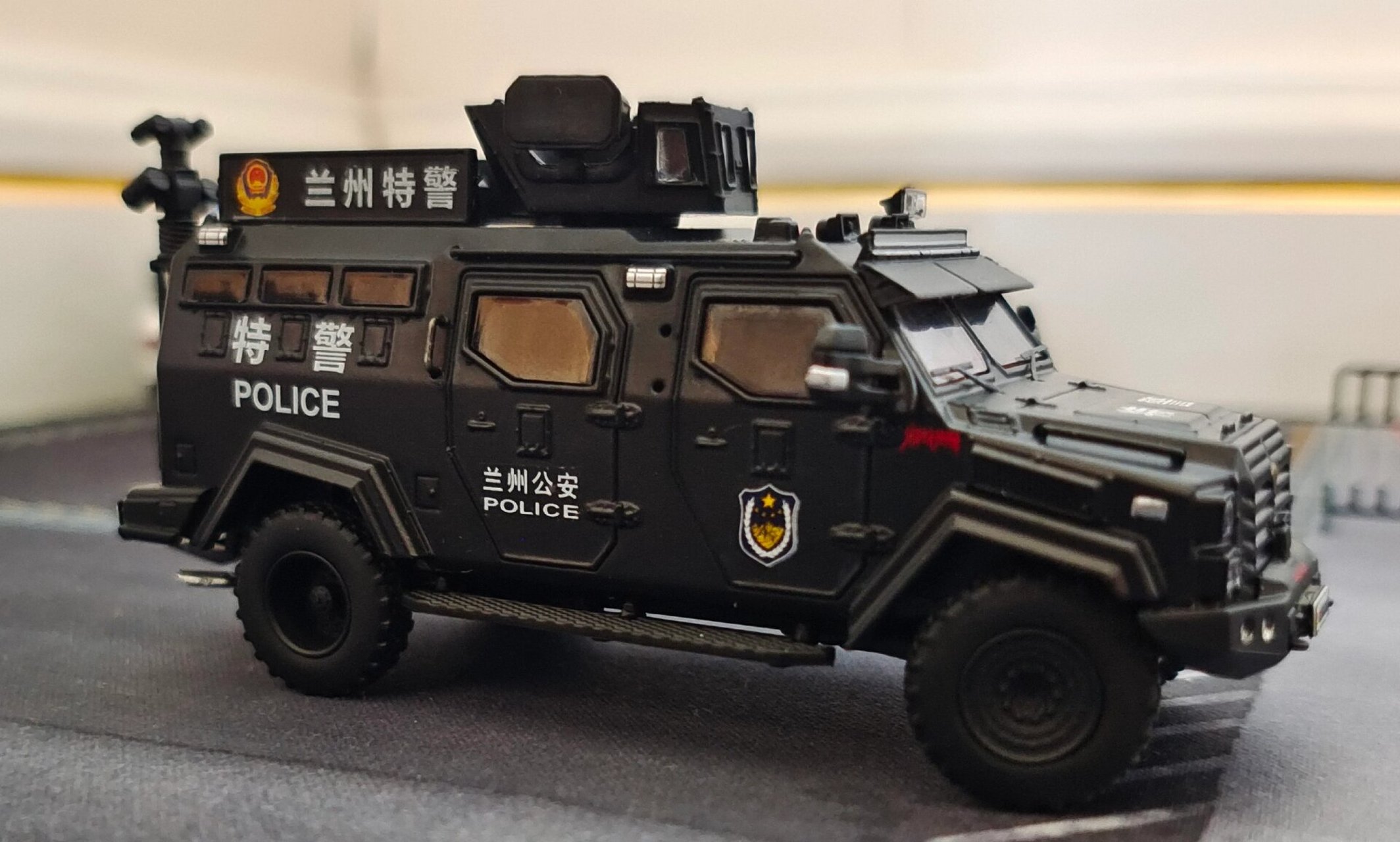 香港警队于去年曾采购6辆剑齿虎装甲车用于替换锐武防暴车.