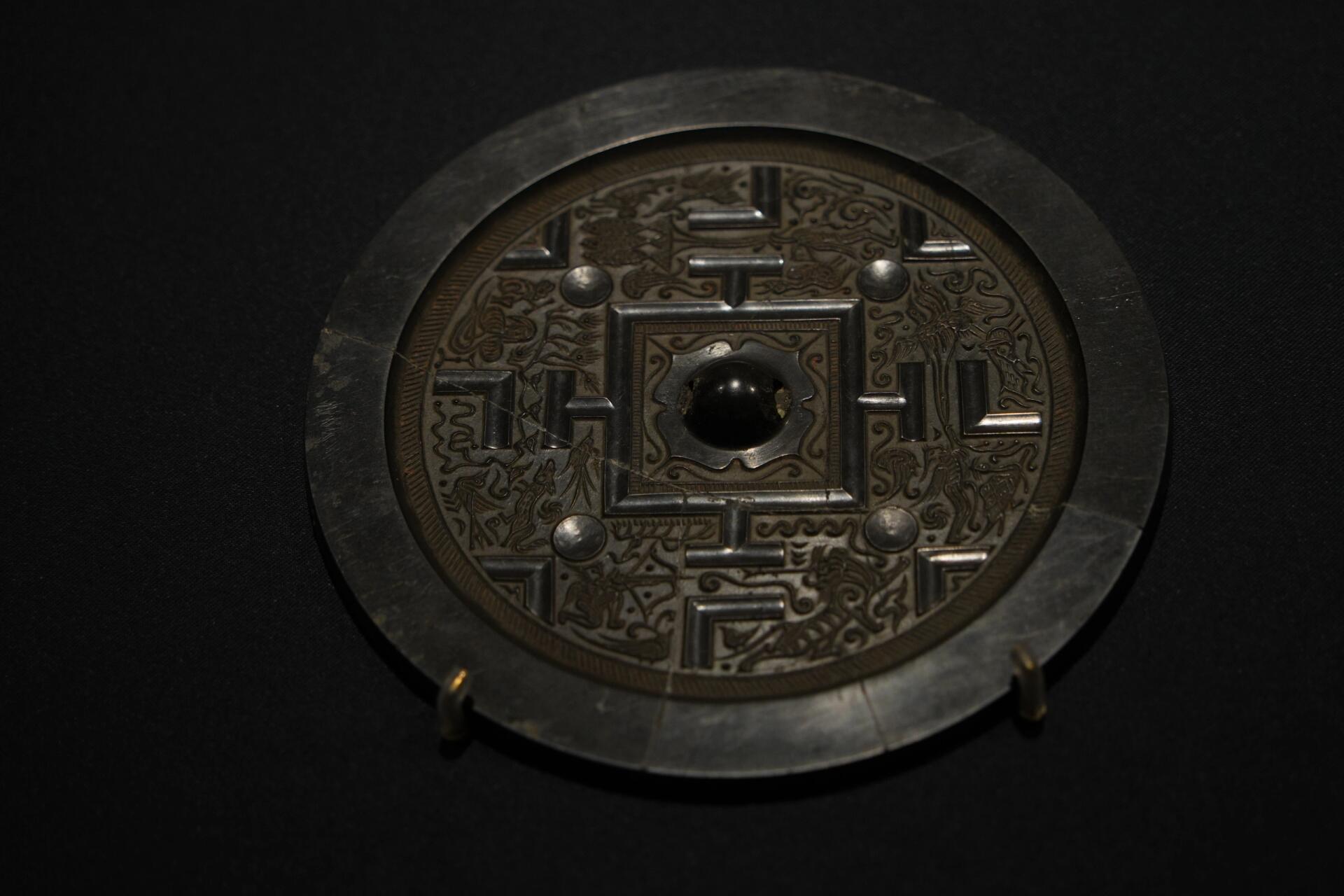 博局纹人物画像铜镜,东汉早期,中国与西亚古代文明交流展.