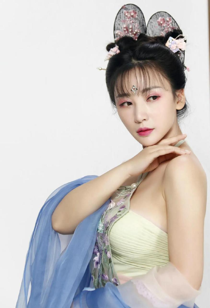 许久不见的柳岩小姐姐没想到古装造型也是美的不行,眼神犀利,身材火辣