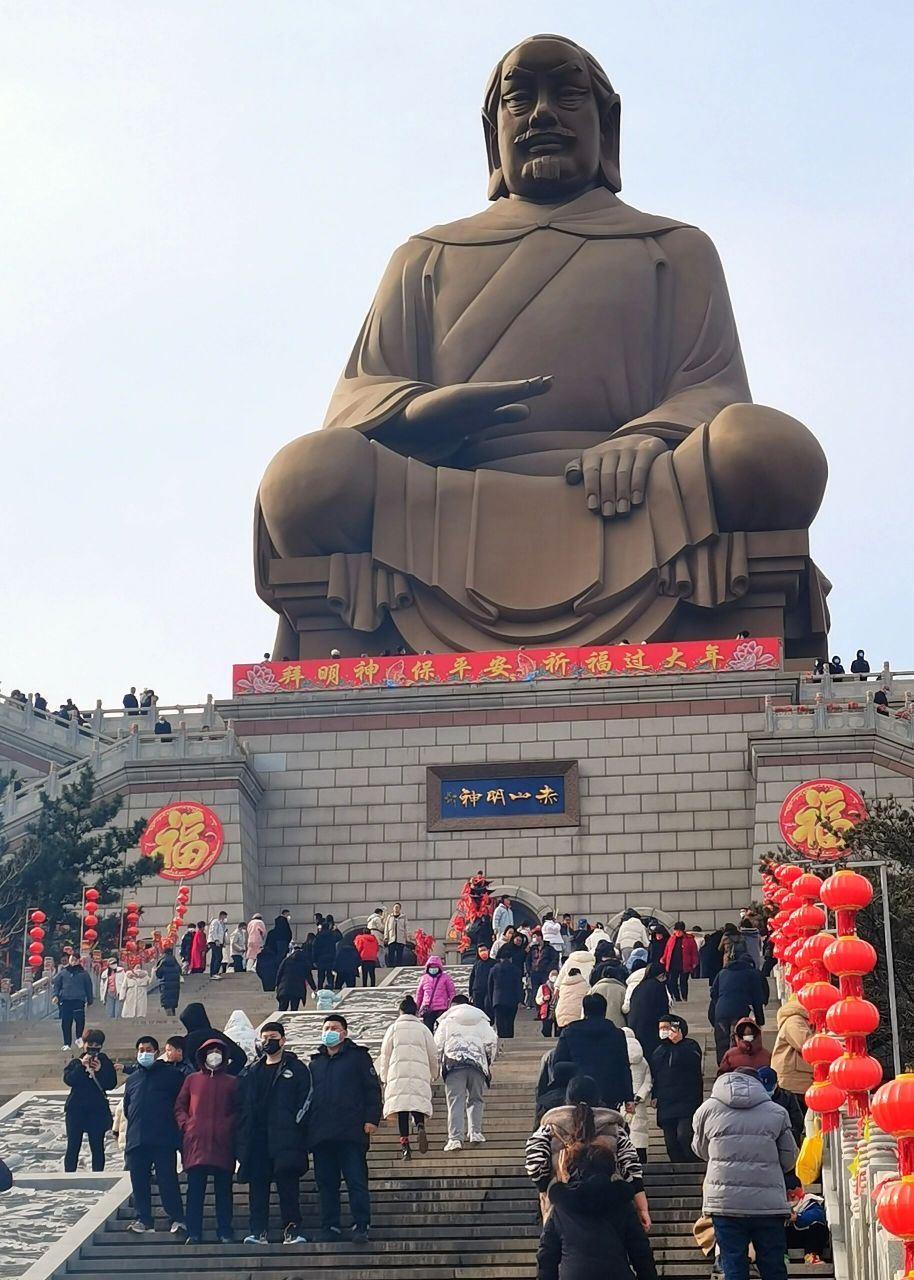威海赤山大佛    庙里烟火旺盛 众生祈求平安 神灵听着碎碎细语 抬眼