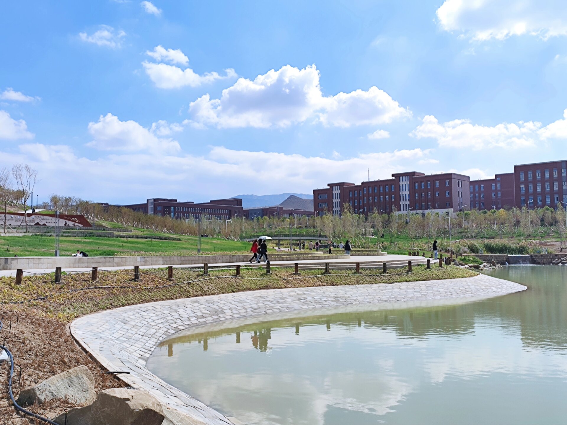 新疆大学博达校区 面积大,风景美,又是羡慕的一天