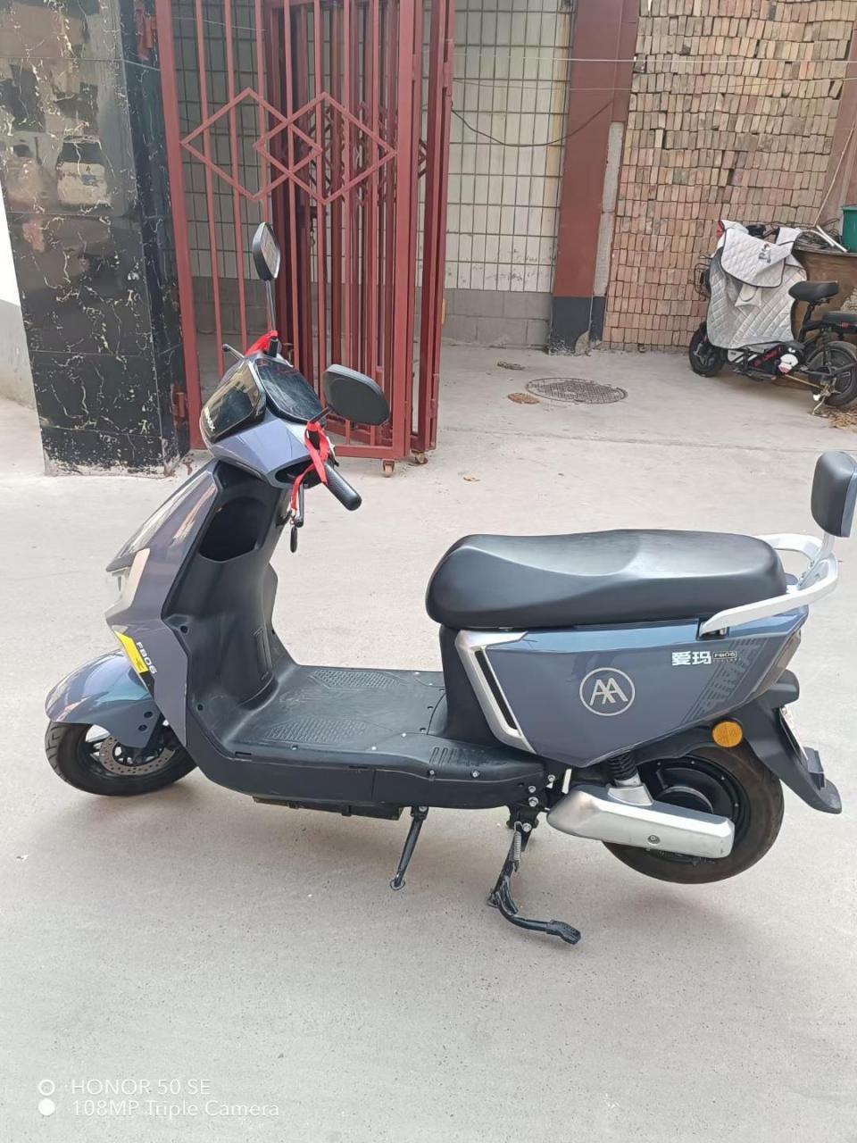 九成新72v爱玛高端踏板电动自行车,六块石墨烯电池,只骑了两千多公里.