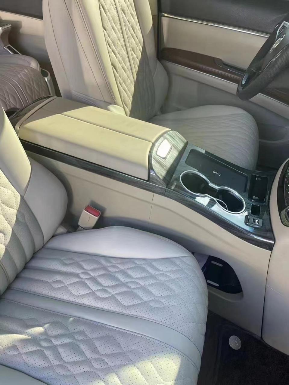 别克gl8   25s全车改装 专用扶手箱独立按键控制无线充电,蓝色氛围灯