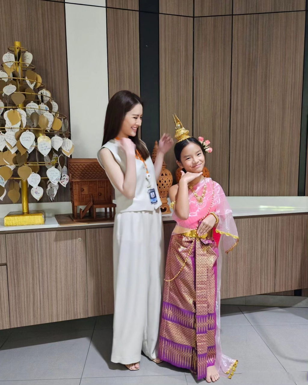 近日aff女儿"新年妹"成为泰舞代表致舞欢迎学校校长,妈妈aff在一旁为