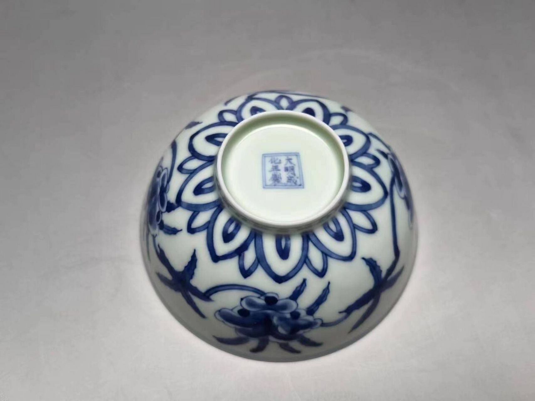 大明成化年制青花秋葵纹宫碗 成化皇帝朱见深,是明朝第八任皇帝,经过