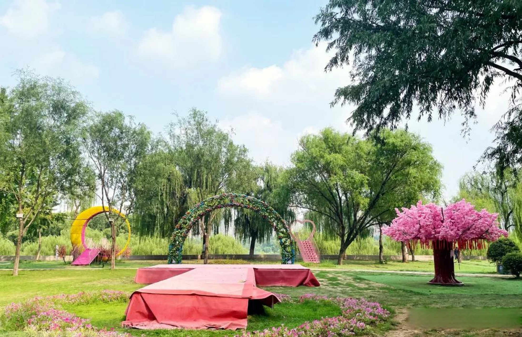 洛阳首个爱情主题公园即将开放 > 本台消息,近期,洛阳洛浦公园局部