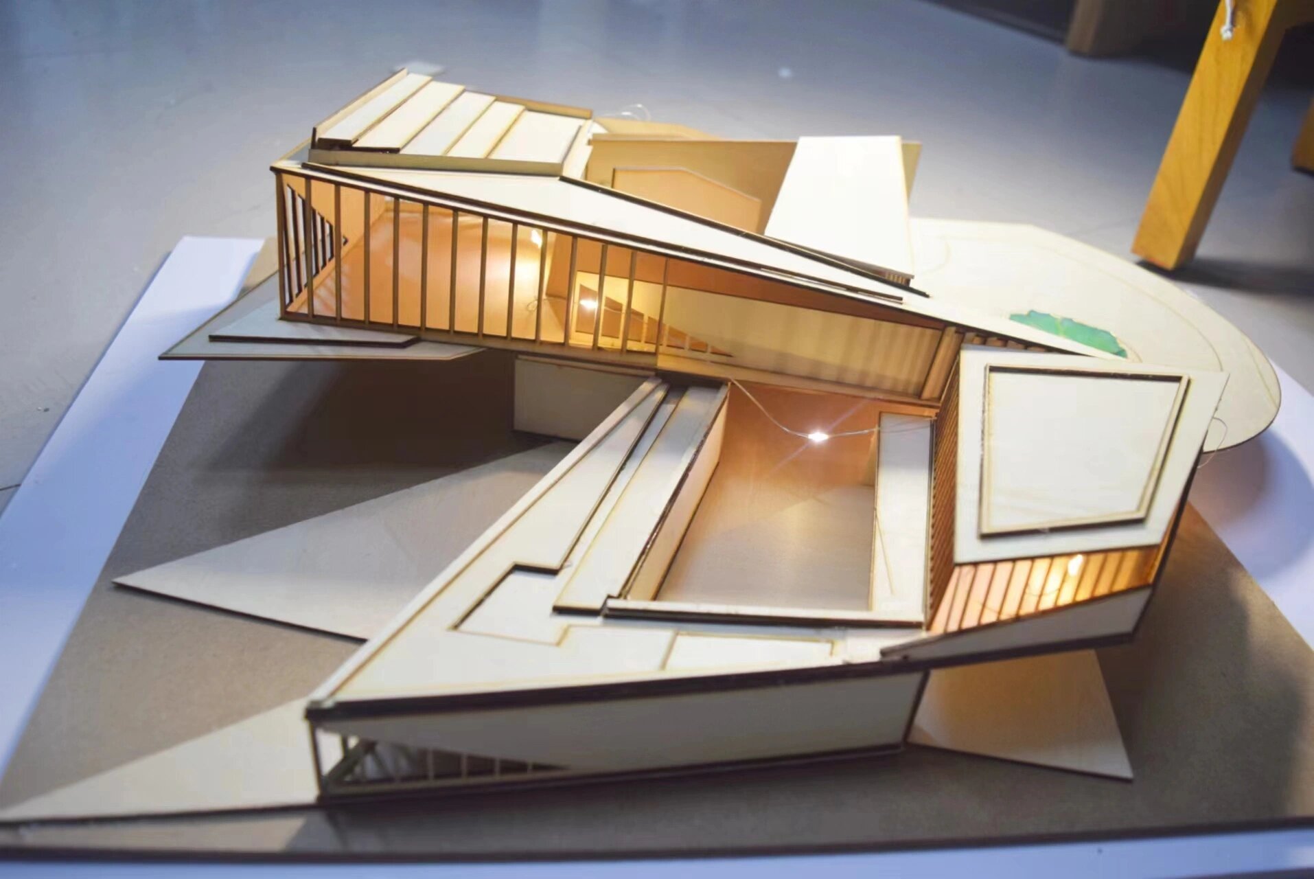 建筑模型结课作业—山海美术馆 山海美术馆坐落山与海之间前有滇池