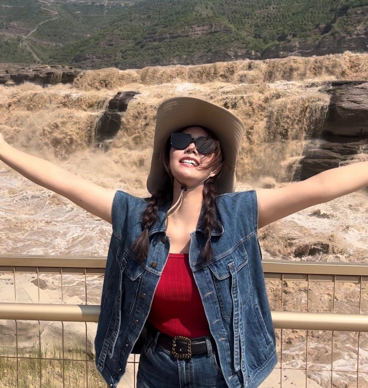 壶口瀑布拍照穿搭攻略拍照姿势 姐妹们!壶口瀑布陕西侧真的很好拍!