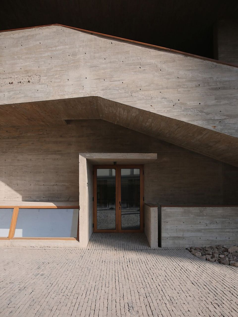 直向建筑事务所创始人董功的设计作品 "阿那亚教堂","海边图书馆","