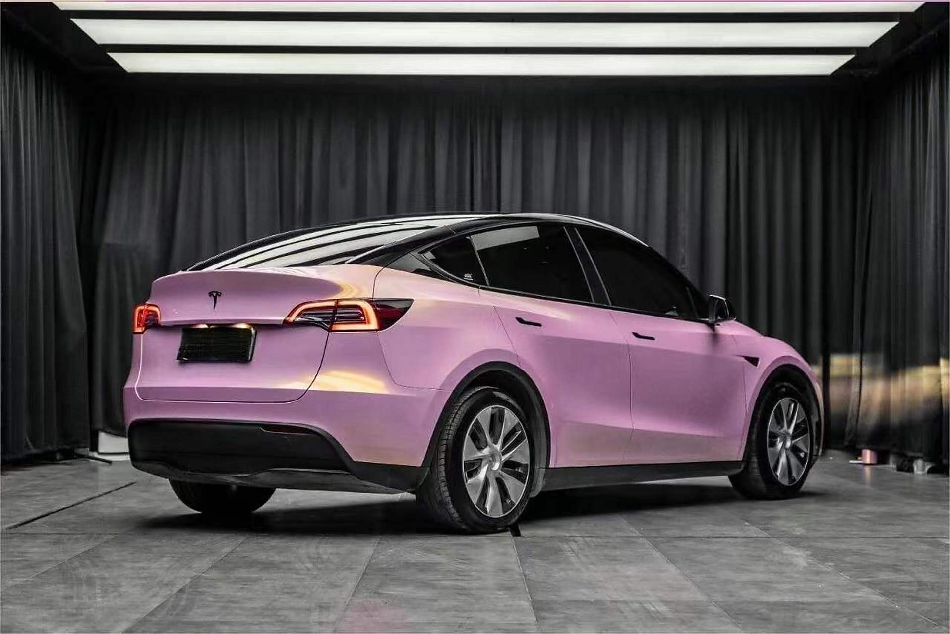 特斯拉model y装贴琉璃金粉改色膜.