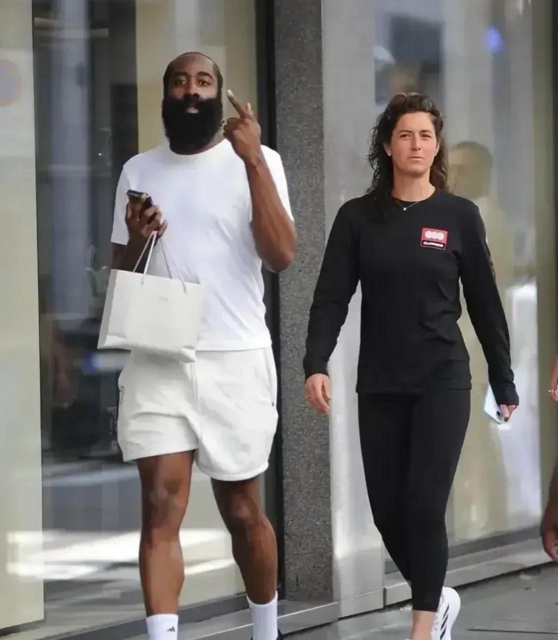 这姑娘真好看,有点像科勒·卡戴珊哦!哈登新女友美的惊人!