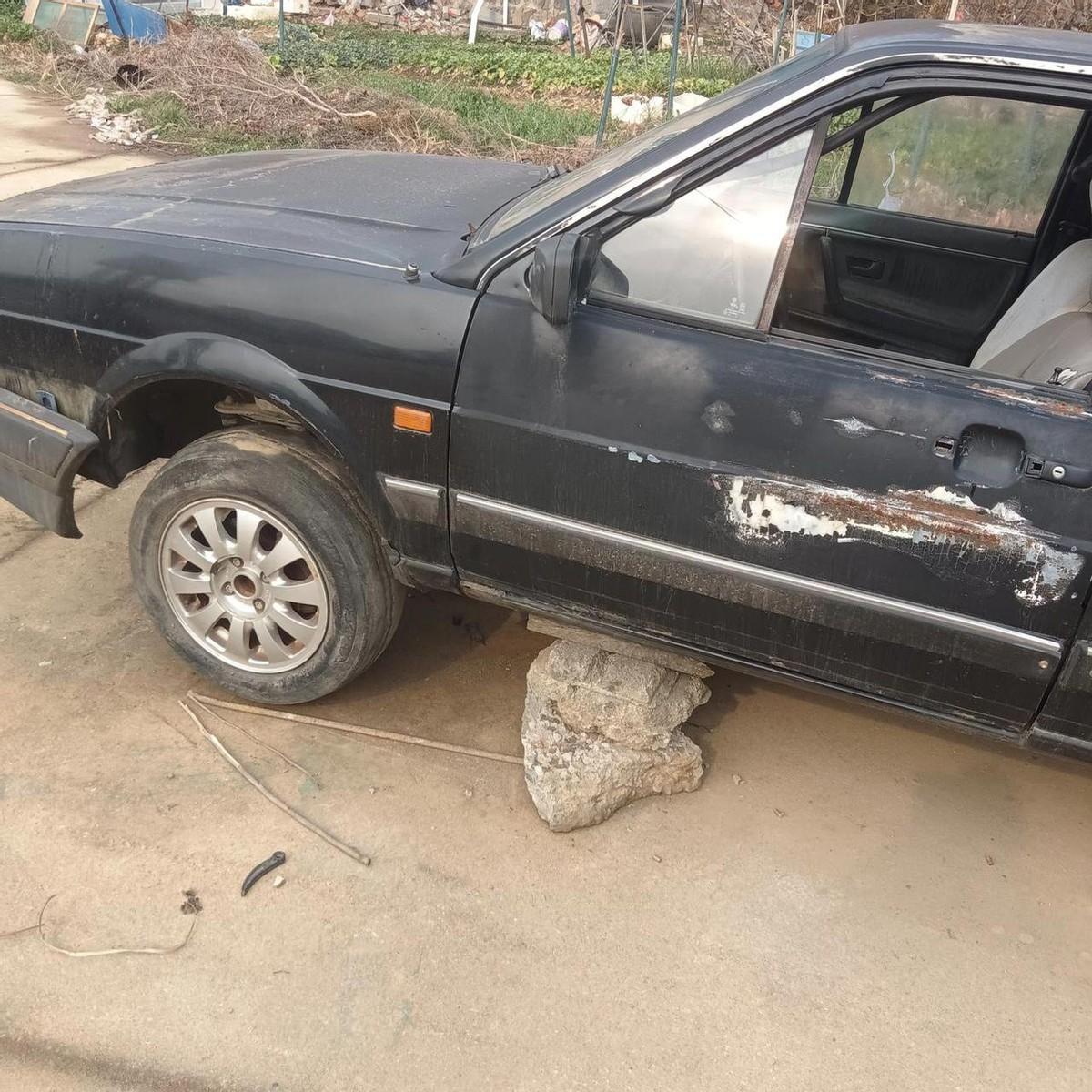 教练给了一个副驾驶满是鸟屎的破车练习打方向盘,而且还要打一上午