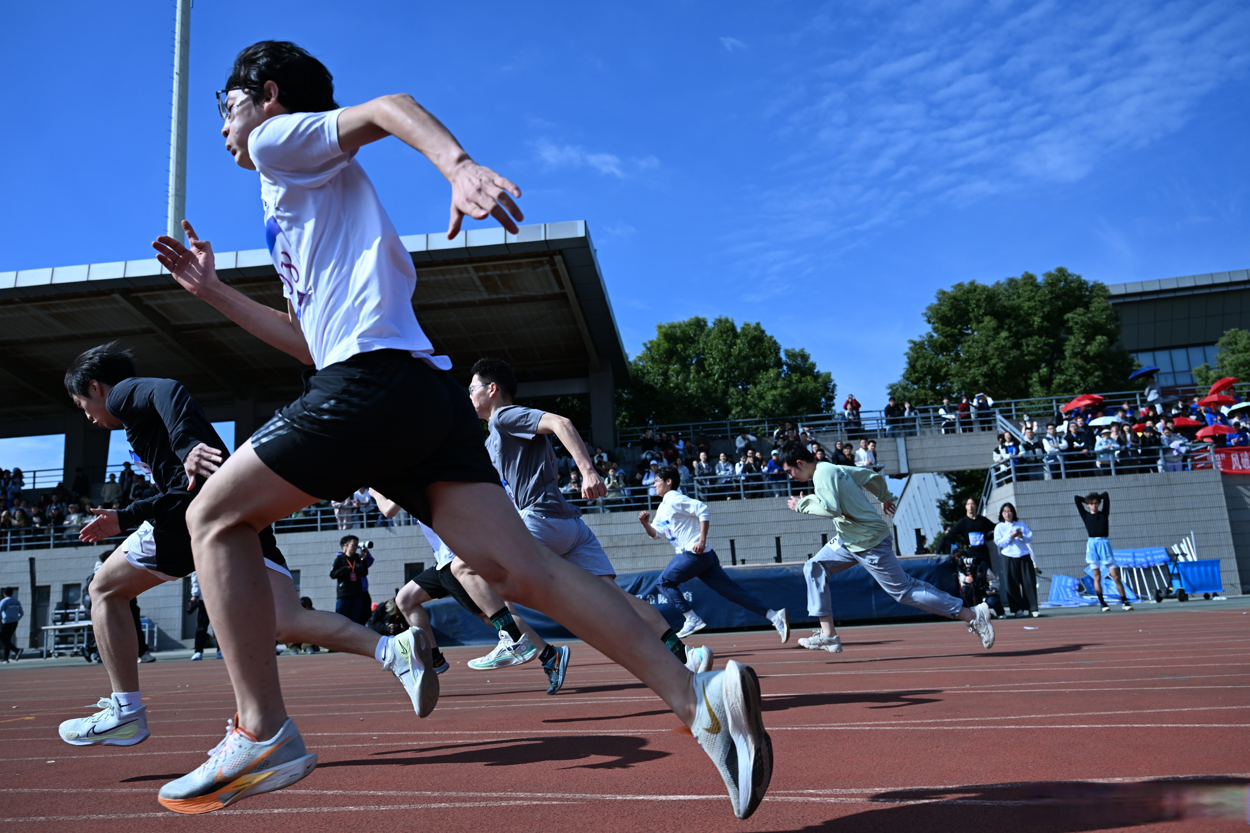 南大生活# 11月8日,南京大学"中国邮政杯"第65届田径运动会顺利拉开
