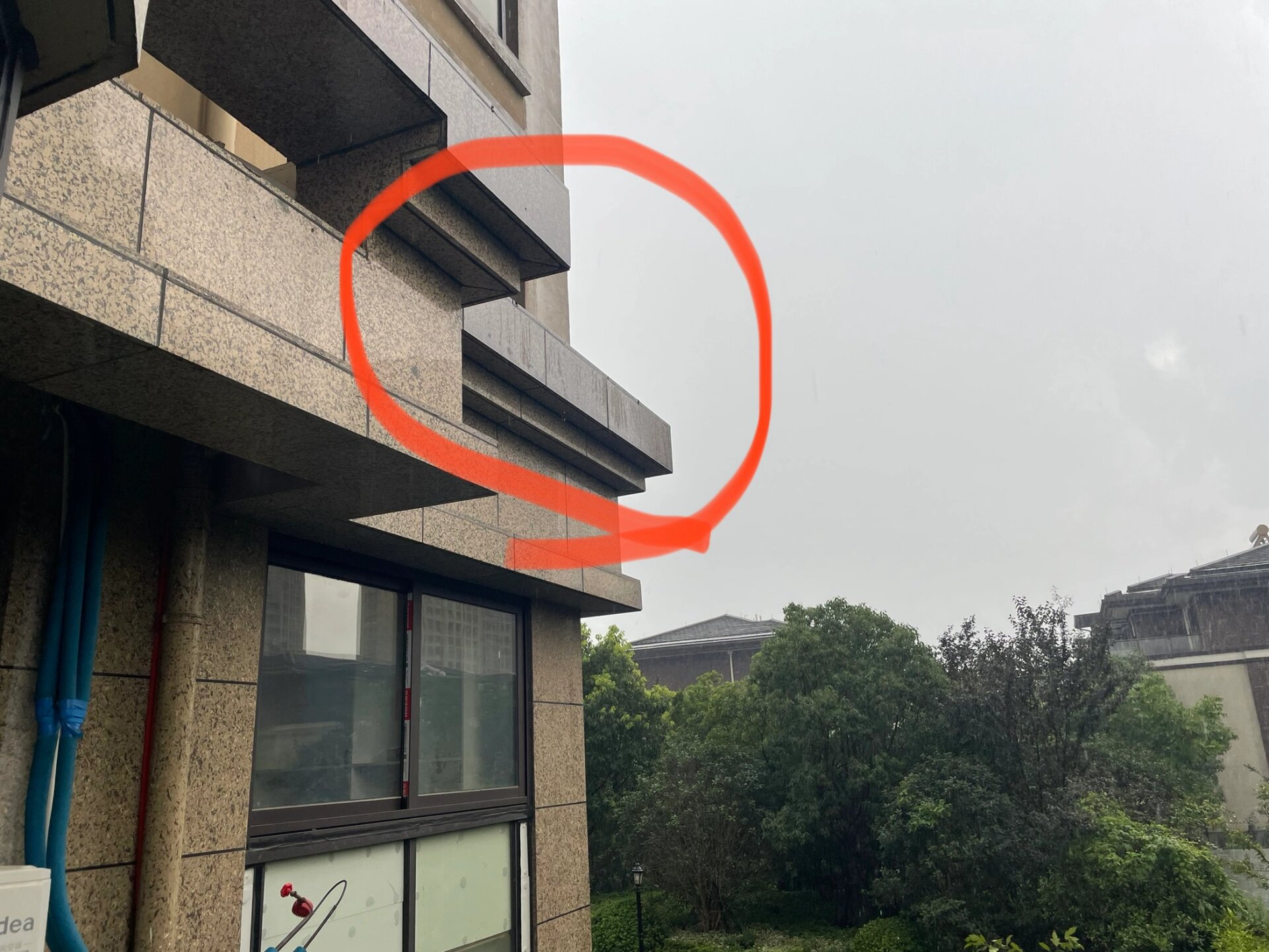 有没有大神知道腰线下层漏水严重该怎么修啊