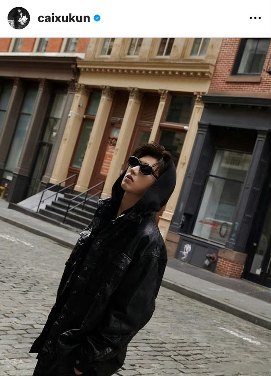 蔡徐坤ins更新比耶自拍##蔡徐坤怼脸比耶自拍# 蔡徐坤ins更新比耶