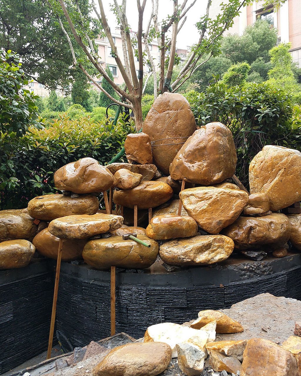 一座假山流水景观鱼池,用来养锦鲤或其它鱼类,不仅美观还提升庭院气质