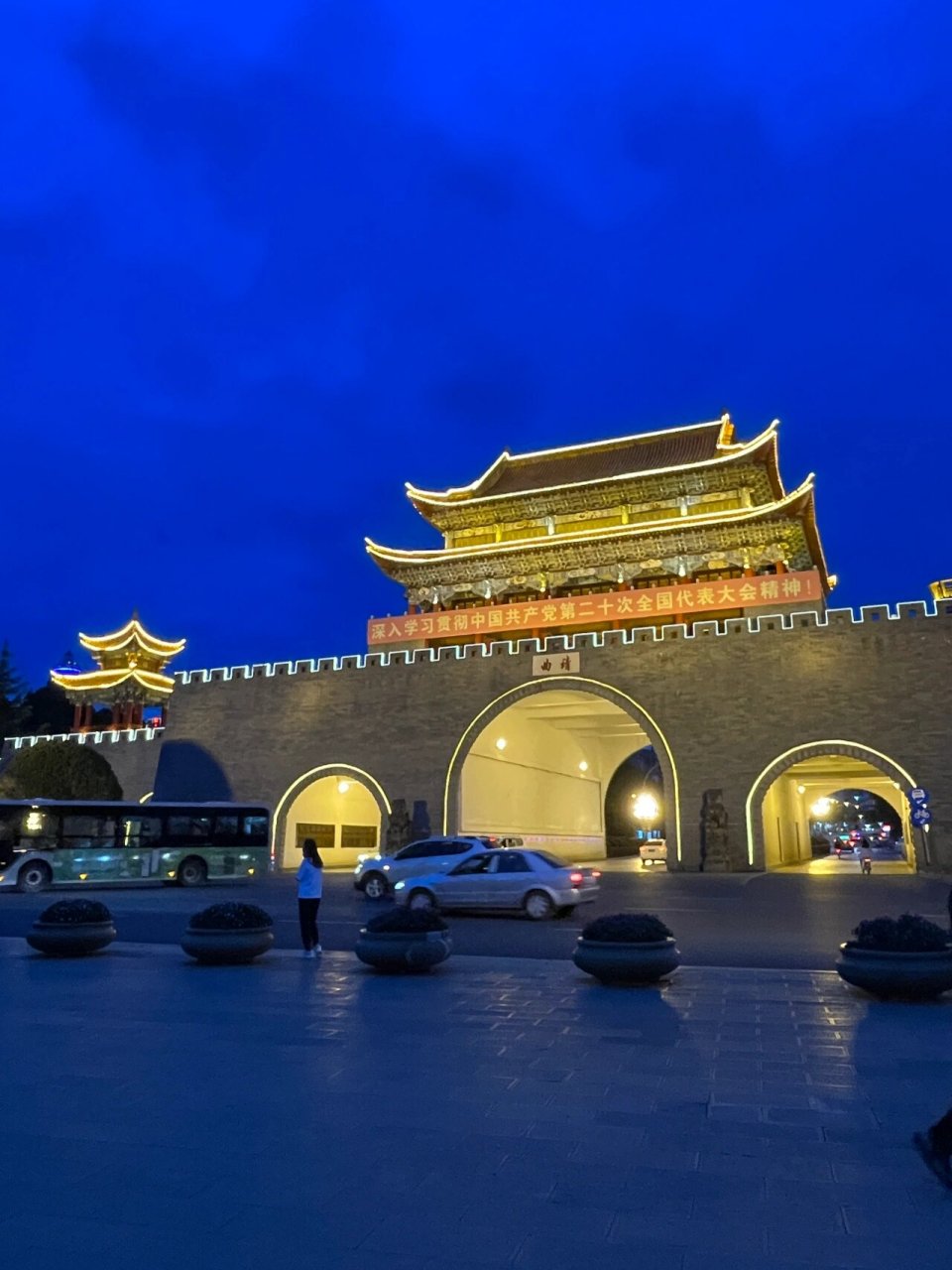曲靖,夜晚中这种璀璨的城楼,就是曲靖标志性建筑-南城门
