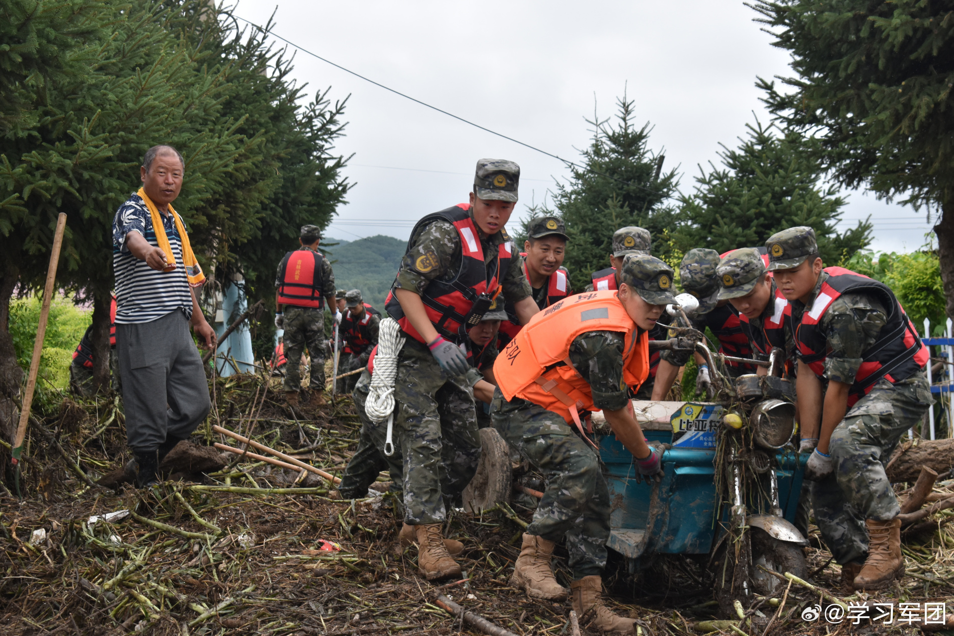 【舒兰地区洪峰过后  武警吉林总队某部投入抗洪抢险一线】8月6日上午