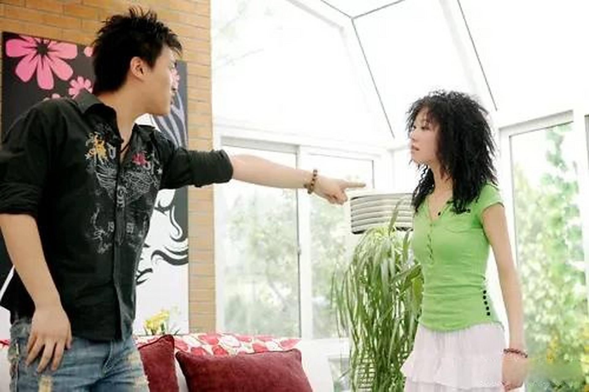 你瞅我干啥? 我瞅瞅你咋的了? 俺们那旮瘩的人, 立马上演全武行.