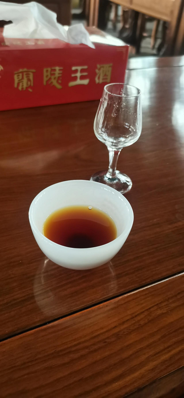 兰陵美酒郁金香,玉碗盛来琥珀光. 但使主人能醉客,不知何处是他乡.