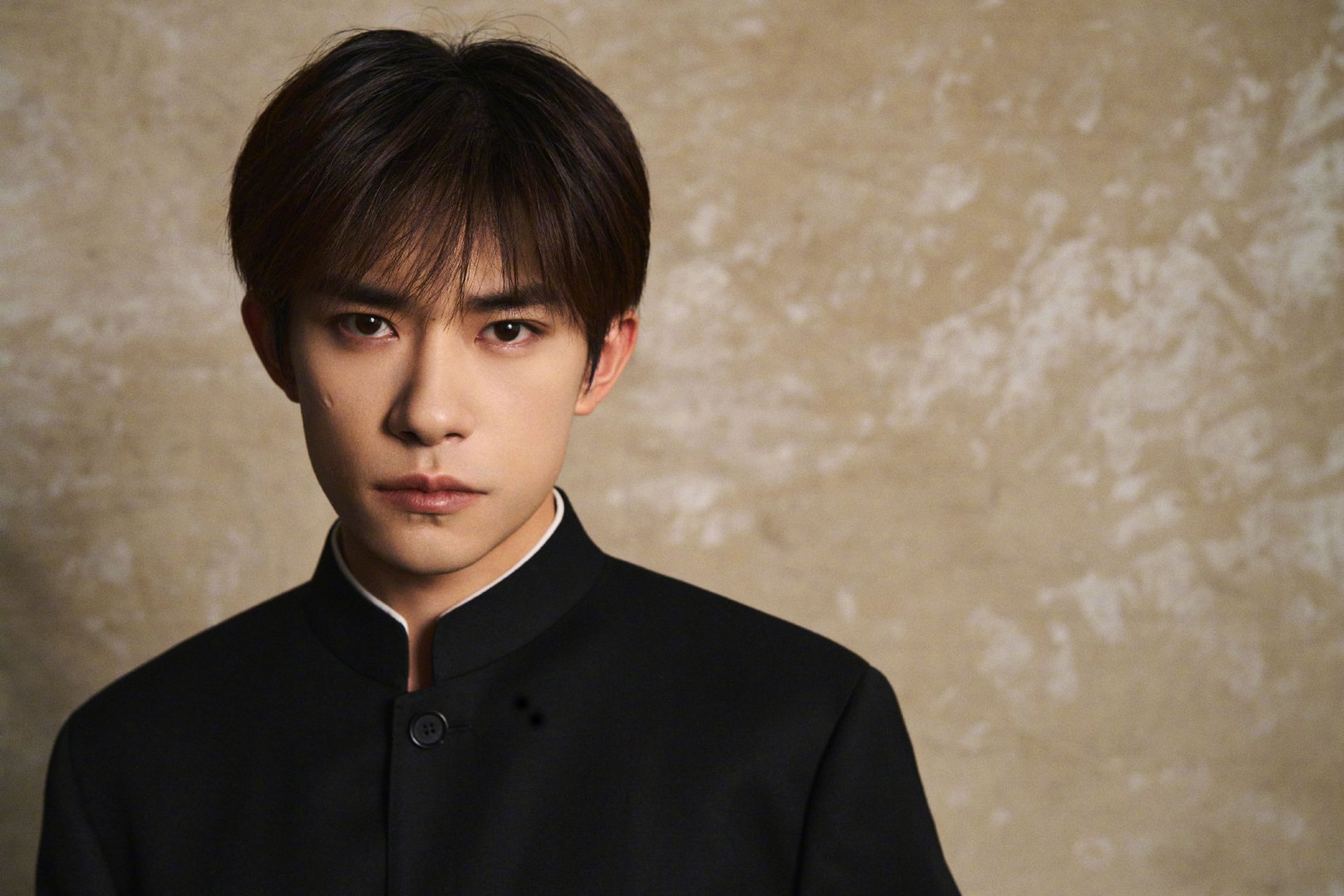 以一身中山装造型出席华表奖红毯,周正挺拔,同时千玺还提名华表奖优秀